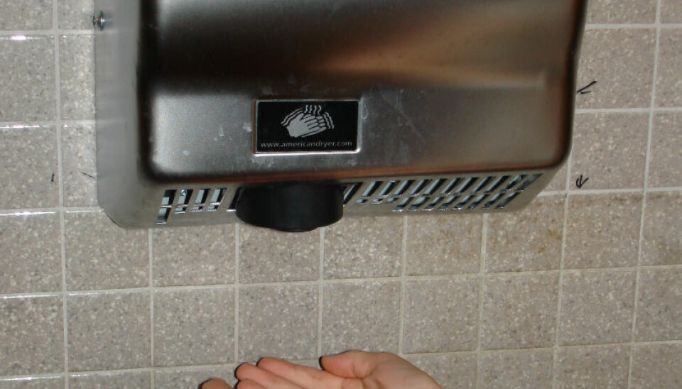 Håndtørrere sprer en mengde bakterier som ikke nødvendigvis bærer med noen smittefare (Foto: Wikimedia, Stilfehler)
