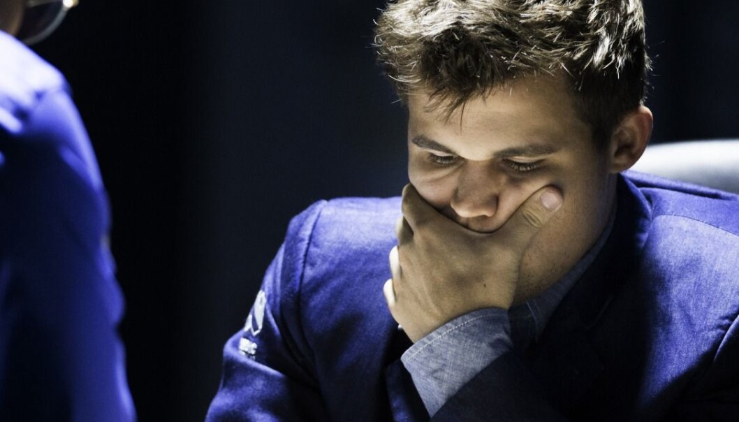 Magnus Carlsen (bildet) og Viswanathan Anand spiller det ellevte partiet i sjakk-VM søndag. (Foto: Berit Roald / NTB scanpix) Magnus Carlsen (bildet) og Viswanathan Anand spiller det ellevte partiet i sjakk-VM søndag. (Foto: Berit Roald / NTB scanpix)