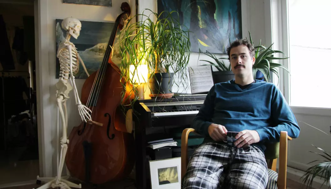 Øystein Figenschou (27) komponerer musikk og spiller mange ulike instrumenter. Når han skal lære seg noe, danner han bilder i hodet. Denne metoden er ganske lik i musikken, der noter er visuelle bilder som kan assosieres med ulike lyder.  (Foto: Eva Beate Strømsted)
