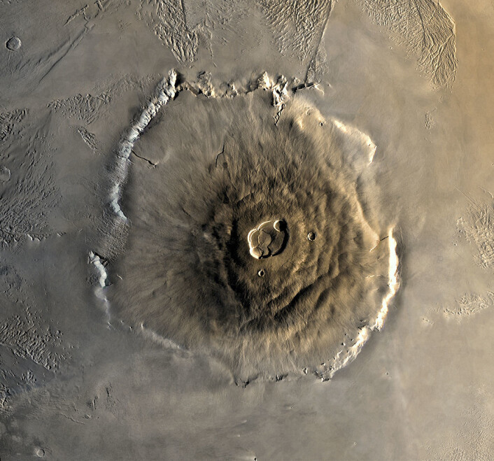 Olympus Mons, en utdødd vulkan på Mars. Også den største vulkanen på planeten og det høyeste fjellet i solsystemet sett ovenifra. (Foto:NASA) Olympus Mons, en utdødd vulkan på Mars. Også den største vulkanen på planeten og det høyeste fjellet i solsystemet sett ovenifra. (Foto:NASA)
