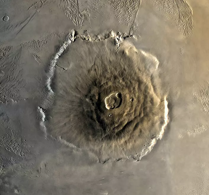 Olympus Mons, en utdødd vulkan på Mars. Også den største vulkanen på planeten og det høyeste fjellet i solsystemet sett ovenifra. (Foto:NASA)