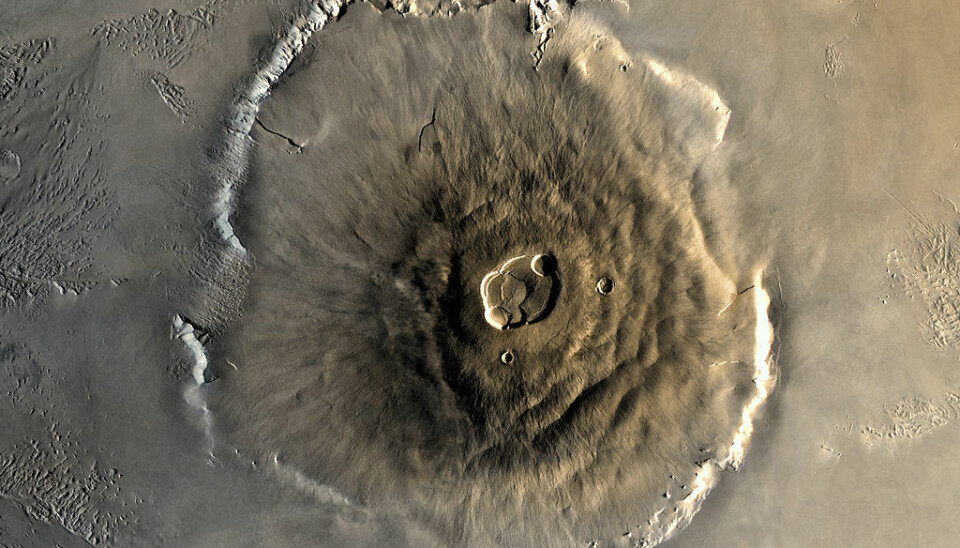 Olympus Mons, en utdødd vulkan på Mars. Også den største vulkanen på planeten og det høyeste fjellet i solsystemet sett ovenifra. (Foto:NASA)