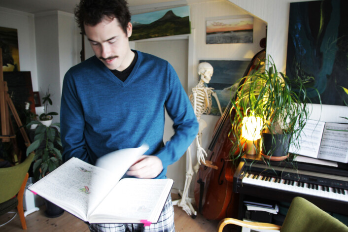 Øystein Figenschou kan kjenne seg igjen i det forskerne har funnet ut. For at den verbale informasjonen skal sitte igjen i minnet, lager han derfor sine egne oversikter og tegninger. (Foto: Eva Beate Strømsted) Øystein Figenschou kan kjenne seg igjen i det forskerne har funnet ut. For at den verbale informasjonen skal sitte igjen i minnet, lager han derfor sine egne oversikter og tegninger. (Foto: Eva Beate Strømsted)