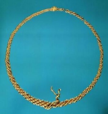 I 1977 ble denne halsringen av gull ble funnet på et jorde ved Kalmergården vest for Tissø. Den er laget på 900-tallet og er om lag 30 centimeter i diameter. For gullet kunne man den gang kjøpe 500 kyr.
(Foto: Den Store Danske) I 1977 ble denne halsringen av gull ble funnet på et jorde ved Kalmergården vest for Tissø. Den er laget på 900-tallet og er om lag 30 centimeter i diameter. For gullet kunne man den gang kjøpe 500 kyr.
(Foto: Den Store Danske)