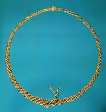 I 1977 ble denne halsringen av gull ble funnet på et jorde ved Kalmergården vest for Tissø. Den er laget på 900-tallet og er om lag 30 centimeter i diameter. For gullet kunne man den gang kjøpe 500 kyr.&#13;
 (Foto: Den Store Danske)
