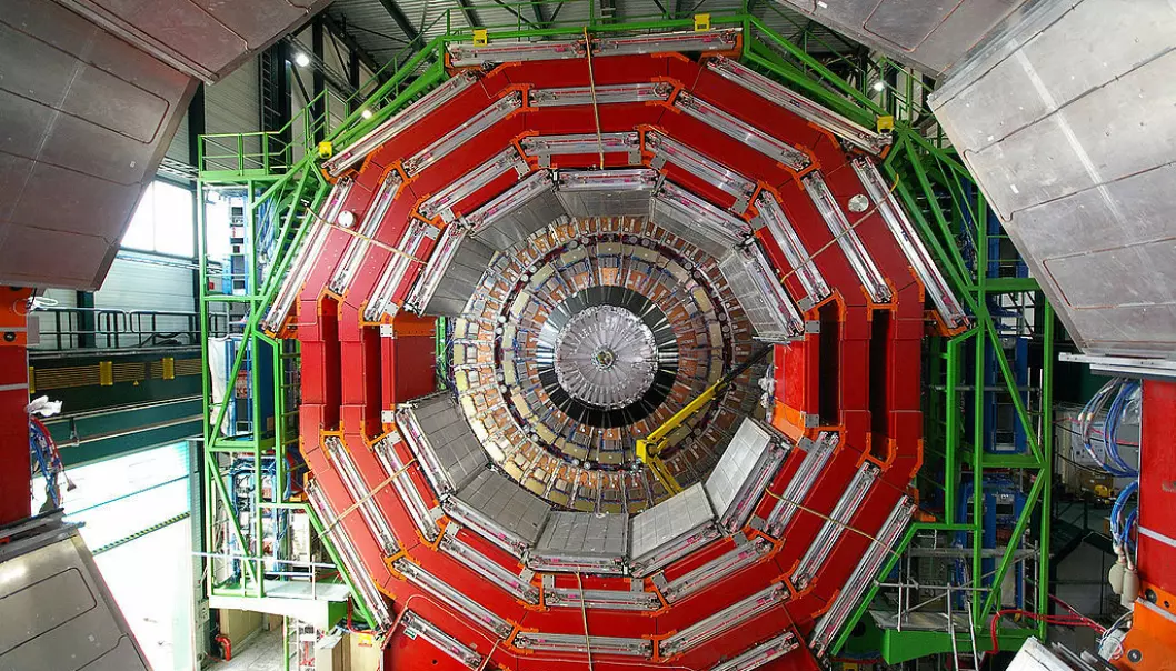 CMS-detektoren ved LHC, som står for de nye partikkelfunnene. Stigen til høyre i bildet gir et godt bilde av størrelsesforholdet. (Foto: CERN)