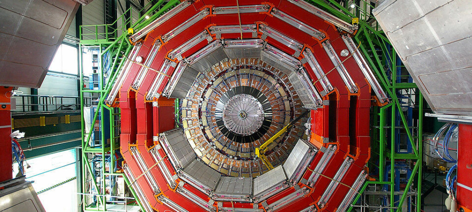 CMS-detektoren ved LHC, som står for de nye partikkelfunnene. Stigen til høyre i bildet gir et godt bilde av størrelsesforholdet. (Foto: CERN)