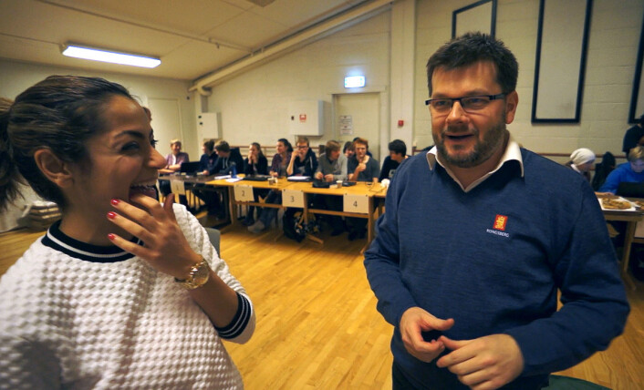 Mana Rambod (t.v) har koreografert lysdansen, sekund for sekund. Jan Dyre Bjerknes har oversatt koreografien til et lyspartitur, som elevene har brukt som utgangspunkt for programmeringen. Ikke alt virker etter planen, men det tar både koreograf og prosjektleder med humør. (Foto: Arnfinn Christensen, forskning.no) Mana Rambod (t.v) har koreografert lysdansen, sekund for sekund. Jan Dyre Bjerknes har oversatt koreografien til et lyspartitur, som elevene har brukt som utgangspunkt for programmeringen. Ikke alt virker etter planen, men det tar både koreograf og prosjektleder med humør. (Foto: Arnfinn Christensen, forskning.no)