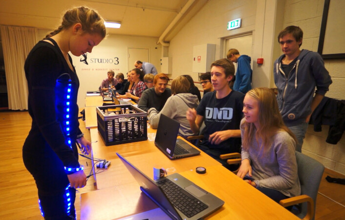 Hver danser får hjelp av tre programmerere, slik at lyset i drakten tenner til riktig tid og med riktig farge. Fra venstre: Danseren Nora Kveum, programmererne Kristoffer Nyvoll, Idunn Haavengen og Even Thonhaugen Røraas. (Foto: Arnfinn Christensen, forskning.no) Hver danser får hjelp av tre programmerere, slik at lyset i drakten tenner til riktig tid og med riktig farge. Fra venstre: Danseren Nora Kveum, programmererne Kristoffer Nyvoll, Idunn Haavengen og Even Thonhaugen Røraas. (Foto: Arnfinn Christensen, forskning.no)