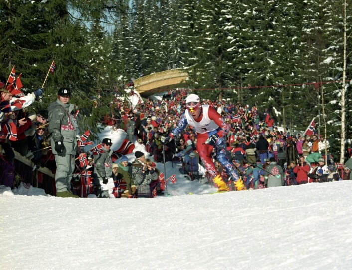 OL på Lillehammer i 1994 ble en folkefest, mye takket være de norske prestasjonene. Her fyker Bjørn Dæhlie inn til seier på 15 km jaktstart for menn. (Foto: Scanpix, Jan Greve) OL på Lillehammer i 1994 ble en folkefest, mye takket være de norske prestasjonene. Her fyker Bjørn Dæhlie inn til seier på 15 km jaktstart for menn. (Foto: Scanpix, Jan Greve)