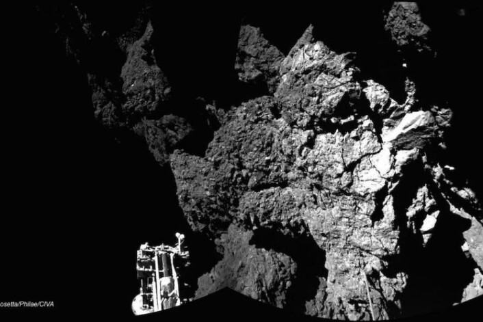 Philaes landingssted bak en klippe, sett fra landeren selv. Et av den tre beina sees til venstre i bildet. (Foto: ESA) Philaes landingssted bak en klippe, sett fra landeren selv. Et av den tre beina sees til venstre i bildet. (Foto: ESA)