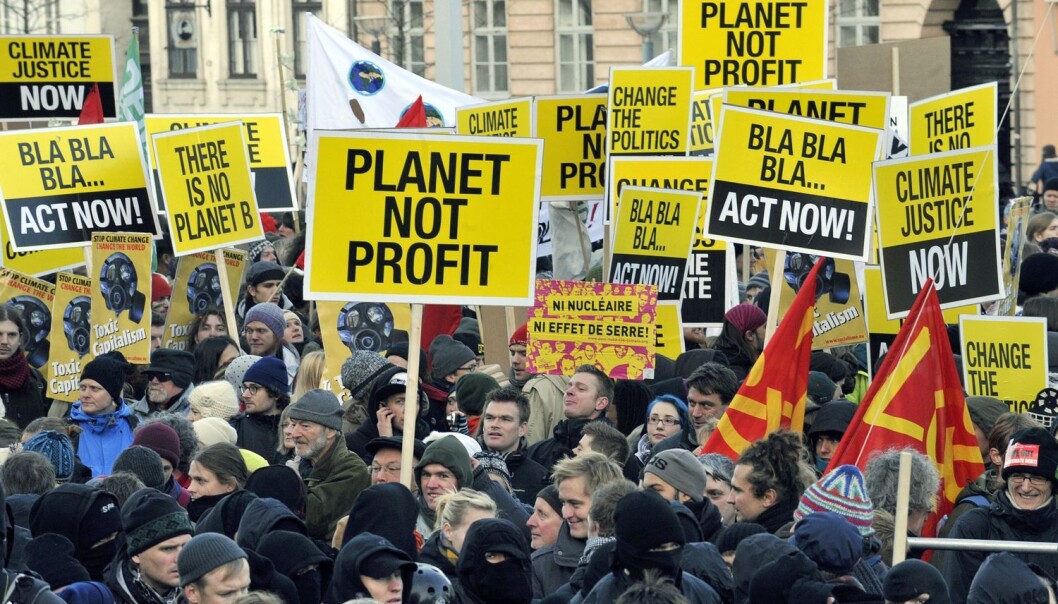 Togradersmålet ble vedtatt ved FNs klimatoppmøte COP15 i København i 2009. Den gang hadde både Barack Obama, Angela Merkel, Nicolas Sarkozy, Wen Jiabao og andre ledere troppet opp, sammen med tusenvis av klimademonstranter. (Foto: Attila Kisbenedek, AFP Photo) Togradersmålet ble vedtatt ved FNs klimatoppmøte COP15 i København i 2009. Den gang hadde både Barack Obama, Angela Merkel, Nicolas Sarkozy, Wen Jiabao og andre ledere troppet opp, sammen med tusenvis av klimademonstranter. (Foto: Attila Kisbenedek, AFP Photo)