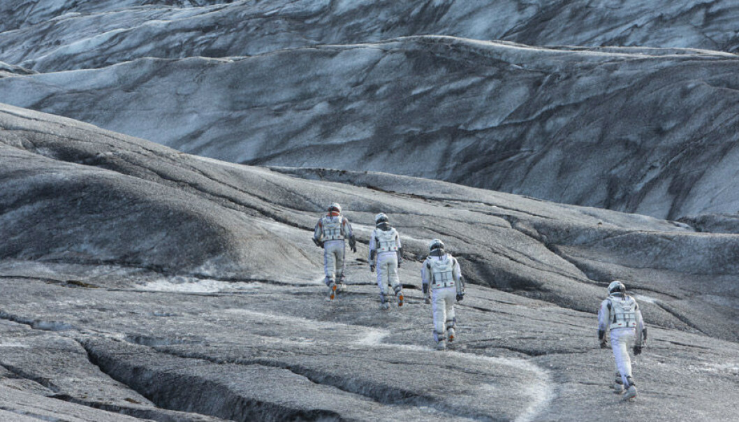 Matthew McConaughey blir i rollen som Cooper nødt til å rusle rundt på en kald planet som ligger faretruende nær et sort hull. (Foto: Warner Bros. Pictures/ SF Norge) Matthew McConaughey blir i rollen som Cooper nødt til å rusle rundt på en kald planet som ligger faretruende nær et sort hull. (Foto: Warner Bros. Pictures/ SF Norge)