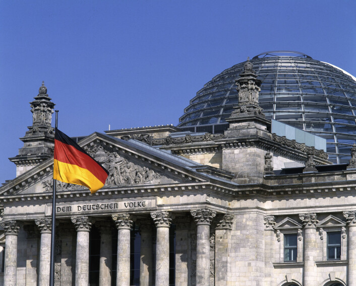I 1992 fikk den britiske arkitekten Norman Foster i oppdrag å restaurere riksdagsbygningen i Berlin. Restaureringen ble svært omfattende, og alt bortsett fra ytterveggene ble fjernet, inkludert alle endringer gjort på 1960-tallet. Restaureringen regnes som en stor suksess. Den store glasskuppelen ble oppført som en referanse til den opprinnelige kuppelen fra 1894. (Foto: Scanpix, akg-images/Dieter E. Hoppe) I 1992 fikk den britiske arkitekten Norman Foster i oppdrag å restaurere riksdagsbygningen i Berlin. Restaureringen ble svært omfattende, og alt bortsett fra ytterveggene ble fjernet, inkludert alle endringer gjort på 1960-tallet. Restaureringen regnes som en stor suksess. Den store glasskuppelen ble oppført som en referanse til den opprinnelige kuppelen fra 1894. (Foto: Scanpix, akg-images/Dieter E. Hoppe)