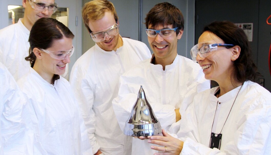 Førsteamanuensis Marisa Di Sabatino sammen med forskerkollegene Cecilie Esser, Krzysztof Adamczyk (bak), Kai Erik Ekstrøm (bak) og Antoine Autruffe ved Institutt for materialteknologi ved NTNU. (Foto: Per Henning, NTNU) Førsteamanuensis Marisa Di Sabatino sammen med forskerkollegene Cecilie Esser, Krzysztof Adamczyk (bak), Kai Erik Ekstrøm (bak) og Antoine Autruffe ved Institutt for materialteknologi ved NTNU. (Foto: Per Henning, NTNU)