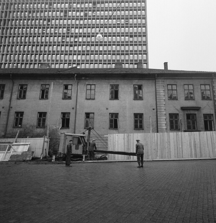 Kvartalet mellom Akersgata, Apotekergata, Grubbegata og Hospitalsgata i Oslo ble oppført av arkitektene Christian H. Grosch og J. R. Pousette i første halvdel av 1800-tallet i tidens empirestil, og fikk navnet Empirekvartalet. Størstedelen av anlegget ble revet 1954 for å gi plass til den nye regjeringsbygningen, tross heftig motstand fra antikvariske myndigheter. (Foto: Scanpix, Aage Storløkken) Kvartalet mellom Akersgata, Apotekergata, Grubbegata og Hospitalsgata i Oslo ble oppført av arkitektene Christian H. Grosch og J. R. Pousette i første halvdel av 1800-tallet i tidens empirestil, og fikk navnet Empirekvartalet. Størstedelen av anlegget ble revet 1954 for å gi plass til den nye regjeringsbygningen, tross heftig motstand fra antikvariske myndigheter. (Foto: Scanpix, Aage Storløkken)