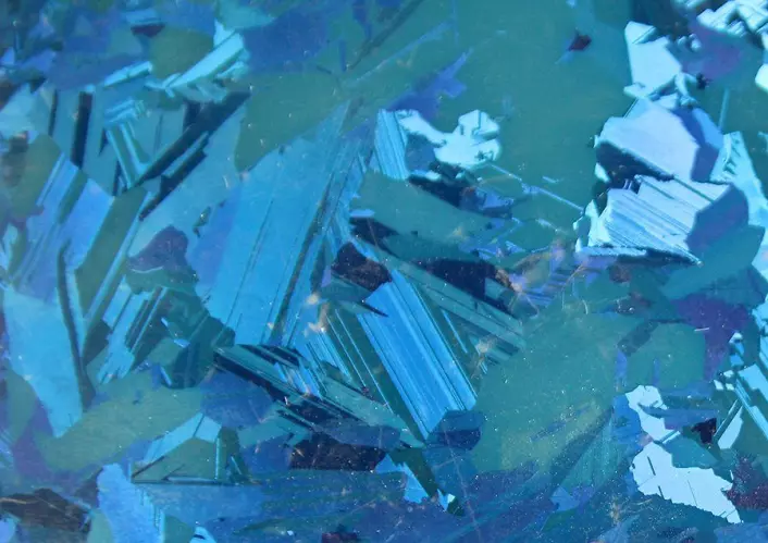 En plate med krystallisert silisium. Silisiumplaten er tilsatt silisiumnitrid på cirka 75 nanometer (0,000075 millimeter) som gir en blå farge. Silisiumnitrid fungerer som et antirefleksbelegg. (Foto: Per Henning, NTNU)