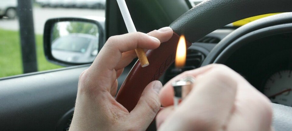 Det kan være helseskadelig for andre å sitte i samme bil som en som røyker, særlig for de som allerede har sykdommer som astma.  (Illustrasjonsfoto: Colourbox)