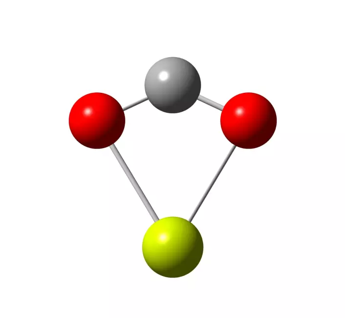 Den drakeformede grunnstrukturen, MgCO2 (rødt er oksygen, gult er magnesium og grått er karbon). Det er første gang man har påvist molekyler av dette slaget.  (Foto: (Illustrasjon: Einar Uggerud))