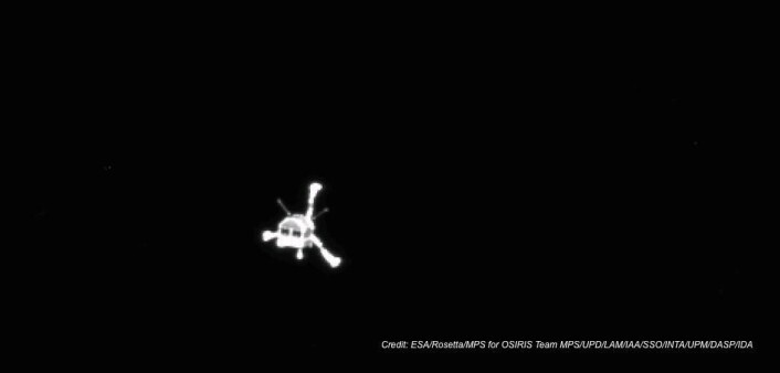 Det første bildet av Philae etter at landingssonden ble satt fri fra moderfartøyet Rosetta. Foto: ESA/Rosetta/MPS/UPD/LAM/IAA/SSO/INTA/UPM/DASP/IDA (Foto: ESA/Rosetta/MPS/UPD/LAM/IAA/SSO/INTA/UPM/DASP/IDA) Det første bildet av Philae etter at landingssonden ble satt fri fra moderfartøyet Rosetta. Foto: ESA/Rosetta/MPS/UPD/LAM/IAA/SSO/INTA/UPM/DASP/IDA (Foto: ESA/Rosetta/MPS/UPD/LAM/IAA/SSO/INTA/UPM/DASP/IDA)