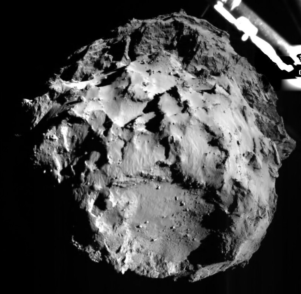 Slik ser det ut når du går inn for landing på en komet. Litt av Philae synes øverst i bildet. Her er Philae 3 kilometer unna overflaten. Foto: ESA/Rosetta/Philae/ROLIS/DLR (Foto: ESA/Rosetta/Philae/ROLIS/DLR)