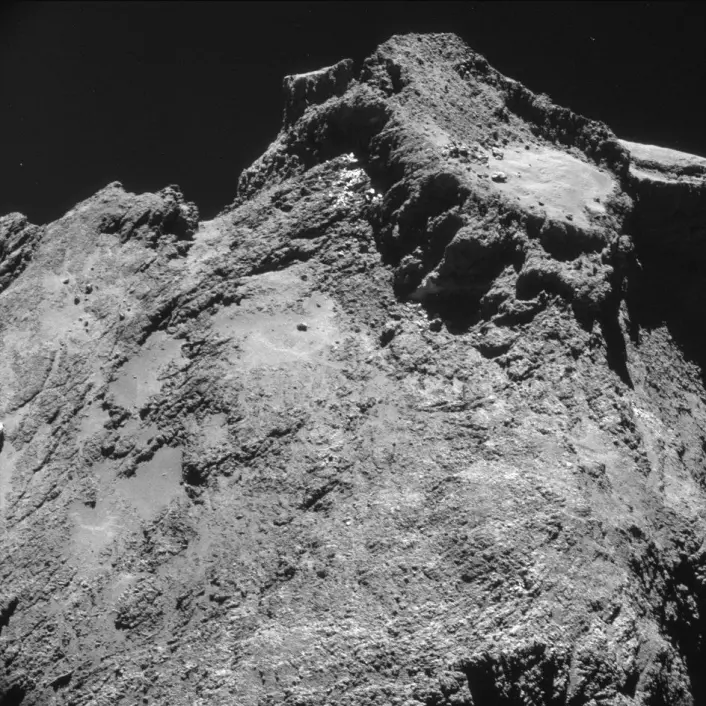 Det fremmede og virkelig utenomjordiske landskapet på kometen 67P tatt av Rosetta på bare 10 kilometers avstand. Ytterst er kometen er dekket av støv over kompakt is, mens kjernen er mer porøs. Foto: ESA/Rosetta/NAVCAM