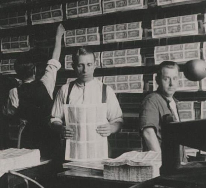 Norges Banks seddeltrykkeri, 1930. Arbeid med kobbertrykk på vått papir. Sedlene måtte henges til tørk. Norges Banks seddeltrykkeri, 1930. Arbeid med kobbertrykk på vått papir. Sedlene måtte henges til tørk.