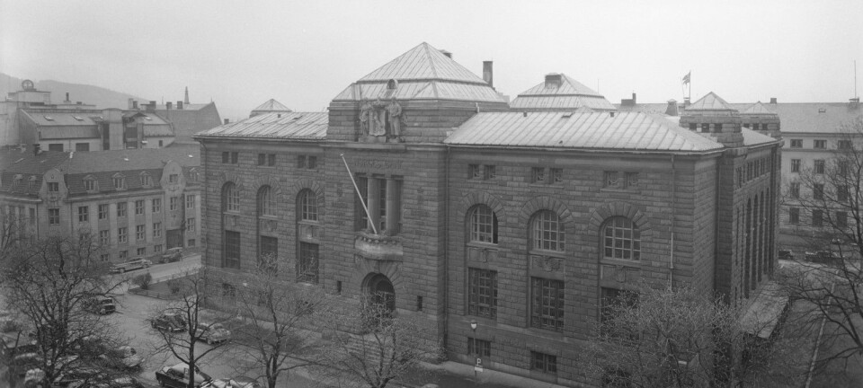 Bankplassen 4 i Oslo, der Norges Bank holdt til fra 1906 til 1986. I dag huser bygget Museet for samtidskunst. Bildet er tatt i 1955. (Foto: NTB Scanpix)