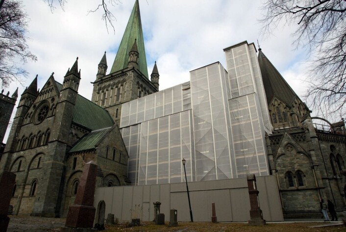 Nidarosdomen i Trondheim er et eksempel på en fredet bygning som delvis er rekonstruert. Her fra restaureringsarbeidet i 2003. (Foto: Scanpix, Gorm Kallestad) Nidarosdomen i Trondheim er et eksempel på en fredet bygning som delvis er rekonstruert. Her fra restaureringsarbeidet i 2003. (Foto: Scanpix, Gorm Kallestad)