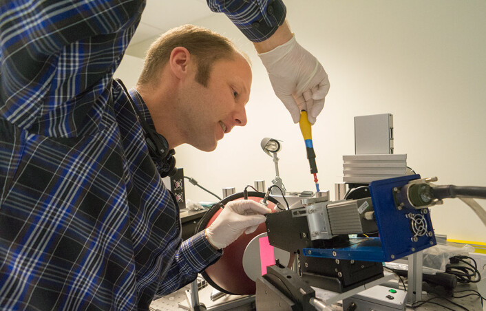 Ivar Baarstad med et hyperspektralt kamera under produksjon i Norsk Elektro Optikks lokaler ved Skedsmokorset. (Foto: Arnfinn Christensen, forskning.no) Ivar Baarstad med et hyperspektralt kamera under produksjon i Norsk Elektro Optikks lokaler ved Skedsmokorset. (Foto: Arnfinn Christensen, forskning.no)