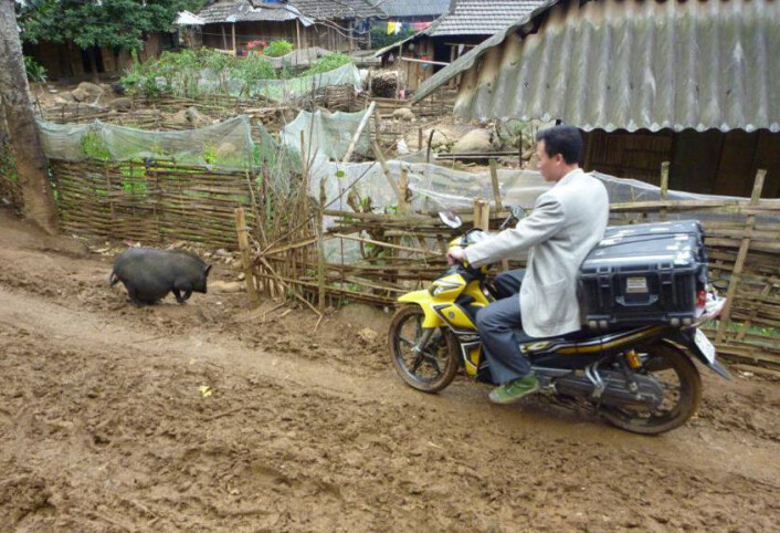 Et hyperspektralt kamera underveis til mineralleting for å finne forekomster av sjeldne jordarter i Vietnam. På ett av målestedene ble oppsettet angrepet av en løpsk vannbøffel med kalv. (Foto: Hallvard Skjerping, NEO) Et hyperspektralt kamera underveis til mineralleting for å finne forekomster av sjeldne jordarter i Vietnam. På ett av målestedene ble oppsettet angrepet av en løpsk vannbøffel med kalv. (Foto: Hallvard Skjerping, NEO)