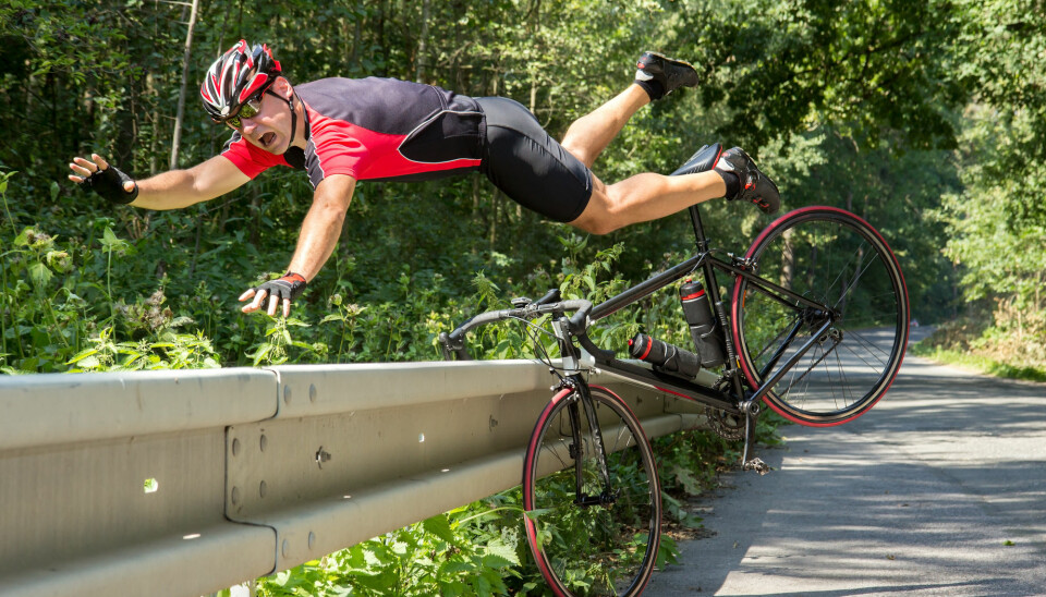 Veltrent syklist stuper inn i busk. Kanskje ville noen kjent på ørlittegrann skadefryd om alt gikk bra. (Foto: Milkovasa / Shutterstock / NTB scanpix).