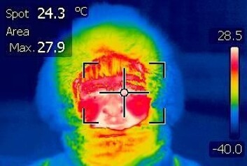 I -40 grader i Karasjok holder øyet høyere temperatur enn andre deler av ansiktet. På bildet tatt med infrarødt kamera er de varmeste områdene markert med hvitt. Det er øynene og området rundt munnen. (Foto: Jon Klokk Slettedal) I -40 grader i Karasjok holder øyet høyere temperatur enn andre deler av ansiktet. På bildet tatt med infrarødt kamera er de varmeste områdene markert med hvitt. Det er øynene og området rundt munnen. (Foto: Jon Klokk Slettedal)