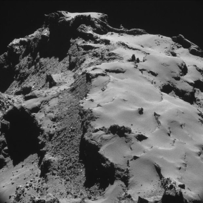 Kometens overflate sett fra Rosetta, på noen få kilometers avstand. (Bilde fra ESAs Rosetta-blogg) Kometens overflate sett fra Rosetta, på noen få kilometers avstand. (Bilde fra ESAs Rosetta-blogg)