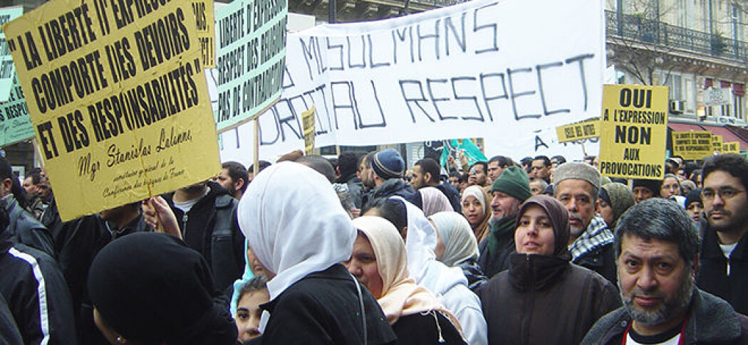 Muhammed-karikaturene i Jyllandsposten utløste protester og demonstrasjoner flere steder i verden. Her fra Paris, 11. februar i 2006. (Foto: David Monniaux/Wikimedia) Muhammed-karikaturene i Jyllandsposten utløste protester og demonstrasjoner flere steder i verden. Her fra Paris, 11. februar i 2006. (Foto: David Monniaux/Wikimedia)