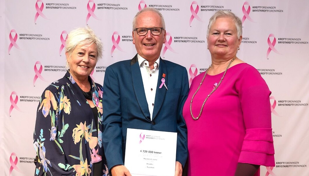 Generalsekretær i Kreftforeningen, Anne Lise Ryel (t.v.) og styreleder i Brystkreftforeningen, Ellen Harris Utne, delte ut 4,7 millioner til professor Terje Alræk ved Høyskolen Kristiania. (Foto: Kreftforeningen) Generalsekretær i Kreftforeningen, Anne Lise Ryel (t.v.) og styreleder i Brystkreftforeningen, Ellen Harris Utne, delte ut 4,7 millioner til professor Terje Alræk ved Høyskolen Kristiania. (Foto: Kreftforeningen)