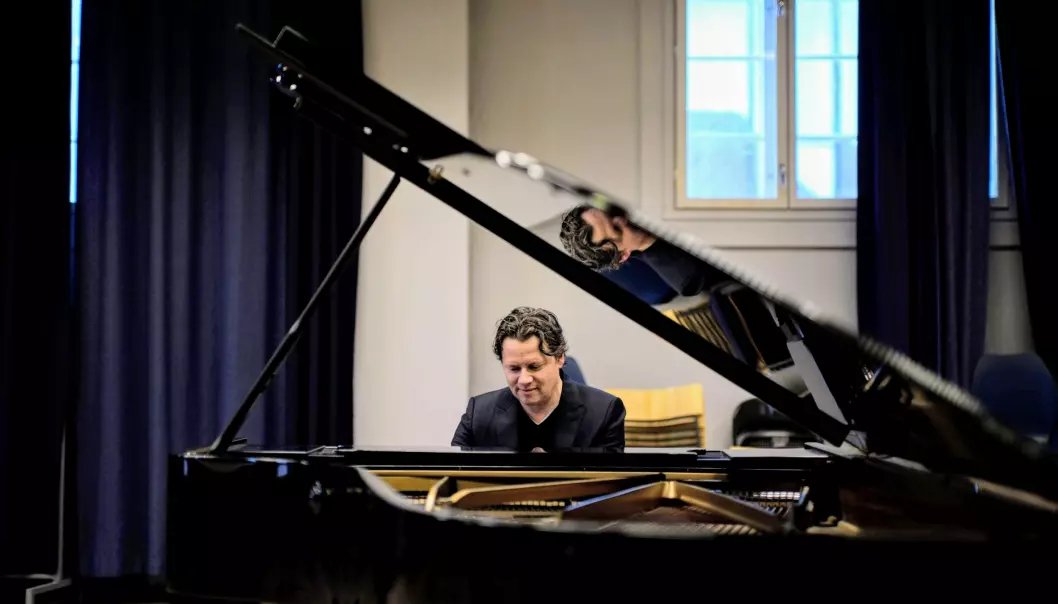I denne podcasten forklarar pianist og professor Geir Olve Skeie kva som skjer i hjernen når du høyrer musikk, og du kan høyre han spele Chopin. (Foto: Magne Sandnes)