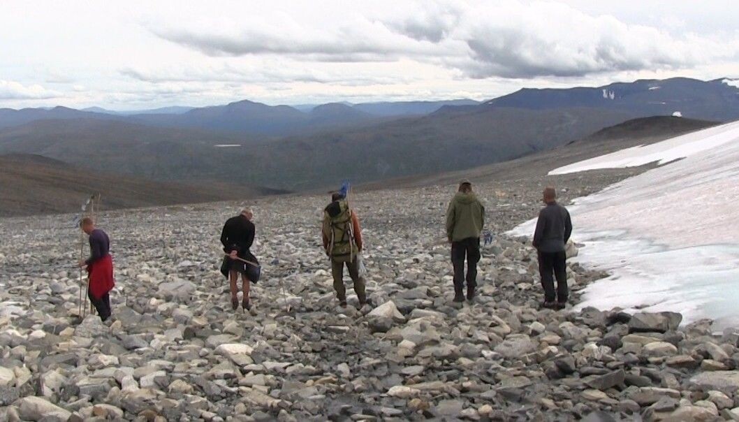 Her leter de etter gamle ting ved isen for noen år siden. (Foto: Lasse Biørnstad, forskning.no) Her leter de etter gamle ting ved isen for noen år siden. (Foto: Lasse Biørnstad, forskning.no)