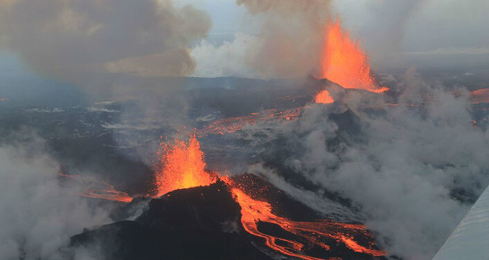 Eruption activity, Sept. 4. Fire fountains and exposed lava streams during early eruptive stages. (Photo: Peter Hartree)
Eruption activity, Sept. 4. Fire fountains and exposed lava streams during early eruptive stages. (Photo: Peter Hartree) 
