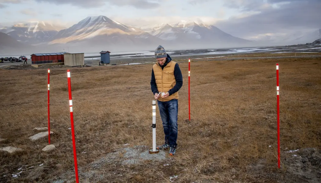 Forsker Graham Gilbert måler temperaturen i permafrosten i Longyearbyen på Svalbard. Temperaturmålere er utplassert i borehull i bakken en rekke steder på Svalbard og i andre arktiske områder. (Foto: Are Føli, NTB scanpix) Forsker Graham Gilbert måler temperaturen i permafrosten i Longyearbyen på Svalbard. Temperaturmålere er utplassert i borehull i bakken en rekke steder på Svalbard og i andre arktiske områder. (Foto: Are Føli, NTB scanpix)