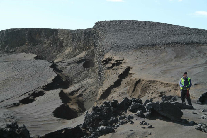 Fig. 7. Details of the western normal fault, looking southwards. Estimated subsidence along the fault is 8 m. The image location is slightly above the geometric centre of Fig. 6. Photo: Jónas Guðnason, Institute of Earth Sciences, University of Iceland (Jarðvísindastofnun, Háskólans), Sept. 5. Fig. 7. Details of the western normal fault, looking southwards. Estimated subsidence along the fault is 8 m. The image location is slightly above the geometric centre of Fig. 6. Photo: Jónas Guðnason, Institute of Earth Sciences, University of Iceland (Jarðvísindastofnun, Háskólans), Sept. 5.