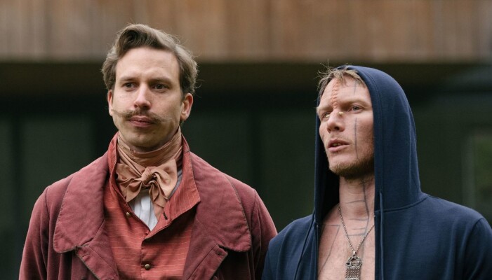 H.C., spilt av Herbert Nordrum (t.v) er fra overklassen fra 1800-tallet. (Foto: Lukas Salna / HBO Nordic) H.C., spilt av Herbert Nordrum (t.v) er fra overklassen fra 1800-tallet. (Foto: Lukas Salna / HBO Nordic)