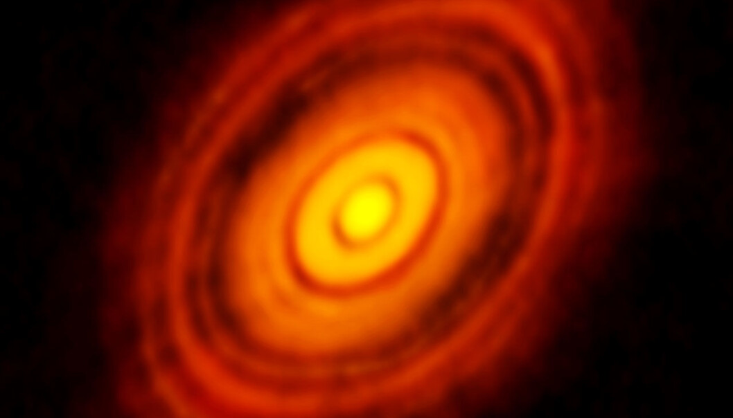 Det nye bildet avdekker detaljer som aldri tidligere er sett i en planetdannende skive omkring en ung stjerne. (Foto: ALMA/ESO/NAOJ/NRAO) Det nye bildet avdekker detaljer som aldri tidligere er sett i en planetdannende skive omkring en ung stjerne. (Foto: ALMA/ESO/NAOJ/NRAO)