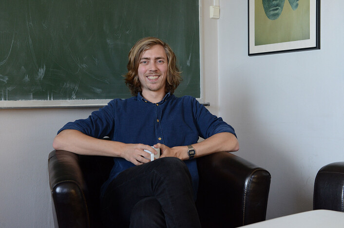 - Det er fristende å la de to verdenene møtes, sier doktorgradsstudent ved UiO Anders Kvellestad. Han sikter til teorien om supersymmetri og observasjonene av mørk materie. (Foto: UiO) - Det er fristende å la de to verdenene møtes, sier doktorgradsstudent ved UiO Anders Kvellestad. Han sikter til teorien om supersymmetri og observasjonene av mørk materie. (Foto: UiO)