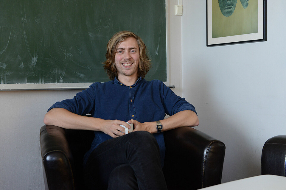 - Det er fristende å la de to verdenene møtes, sier doktorgradsstudent ved UiO Anders Kvellestad. Han sikter til teorien om supersymmetri og observasjonene av mørk materie.  (Foto: UiO)