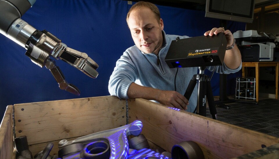 Denne roboten kan se i tre dimensjoner, blant annet ved hjelp av spillteknologi, forklarer Sintef-forsker Øystein Skotheim. (Foto: Thor Nielsen)