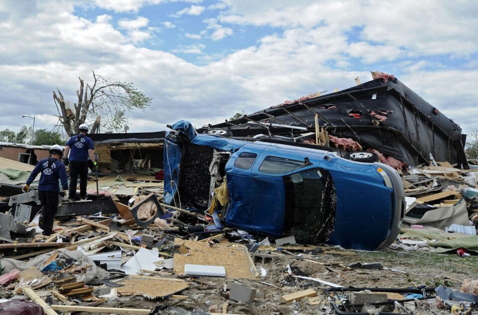 Bildet viser ødeleggelsene etter at en tornado beveget seg gjennom Wichita, Kansas i USA, 15. april 2012. Flere tornadoer kom samtidig og herjet over Midtvesten, og rammet spesielt Kansas-området.   (Foto: EPA/Larry W. Smith)