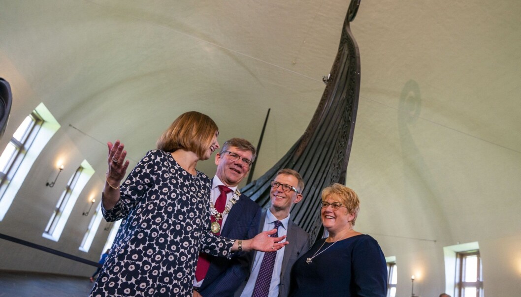Forsknings- og høyere utdanningsminister Iselin Nybø (V) holdt mandag pressekonferanse i Vikingskipshuset på Bygdøy mandag. Her sammen med rektor Svein Stølen ved Universitetet i Oslo, museumsdirektør Håkon Piene Glørstad og kulturminister Trine Skei Grande (V). (Foto: Håkon Mosvold Larsen / NTB scanpix) Forsknings- og høyere utdanningsminister Iselin Nybø (V) holdt mandag pressekonferanse i Vikingskipshuset på Bygdøy mandag. Her sammen med rektor Svein Stølen ved Universitetet i Oslo, museumsdirektør Håkon Piene Glørstad og kulturminister Trine Skei Grande (V). (Foto: Håkon Mosvold Larsen / NTB scanpix)