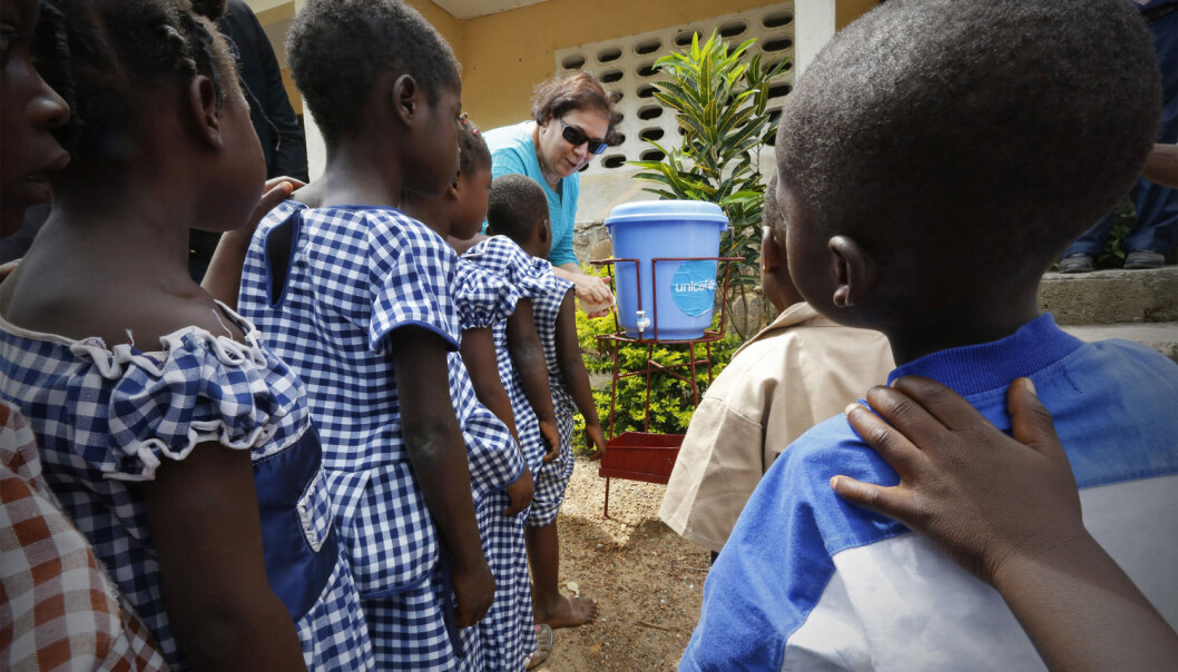 United Nations Children's Fund (UNICEF) Ivory Coast Representative Adele Khudr teaches children how to wash their hands during an Ebola awareness drive in Gueupleu, Man, in western Ivory Coast (Foto: Scanpix/Reuters, Thierry Gouegnon) United Nations Children's Fund (UNICEF) Ivory Coast Representative Adele Khudr teaches children how to wash their hands during an Ebola awareness drive in Gueupleu, Man, in western Ivory Coast (Foto: Scanpix/Reuters, Thierry Gouegnon)