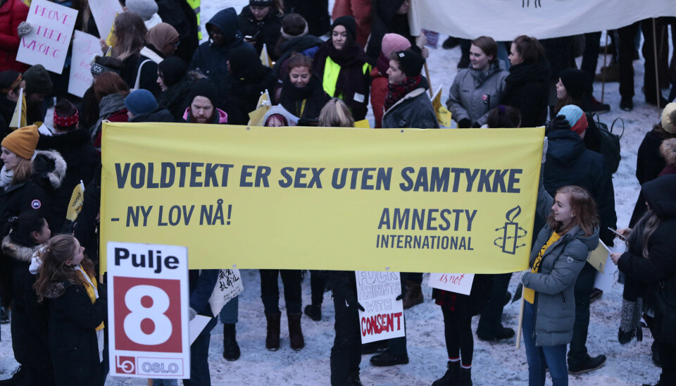 Istanbul-konvensjonen fra Europarådet, FNs Kvinnekomité og Amnesty mener at Norge må få på plass en samtykkeparagraf i voldtektslovgivningen. Bildet er fra markeringen av kvinnedagen 8. mars i 2018, på Youngstorget i Oslo. (Foto: Lise Åserud/NTB Scanpix)
